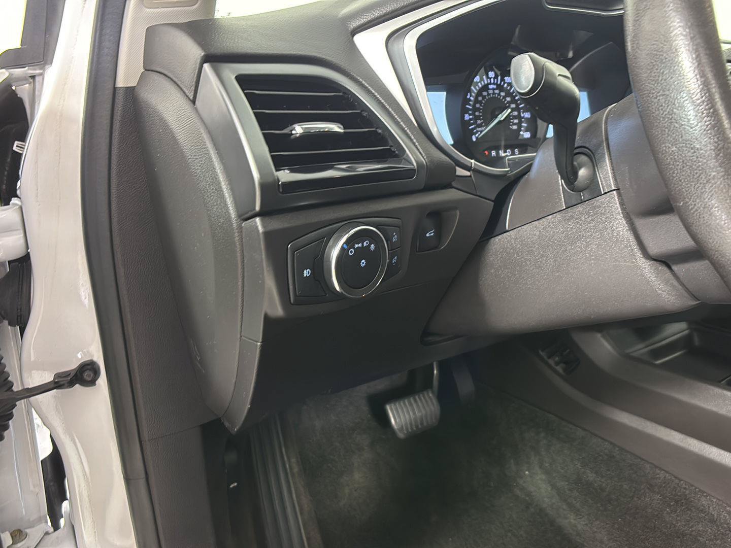Used 2015 Ford Fusion SE FWD image 28