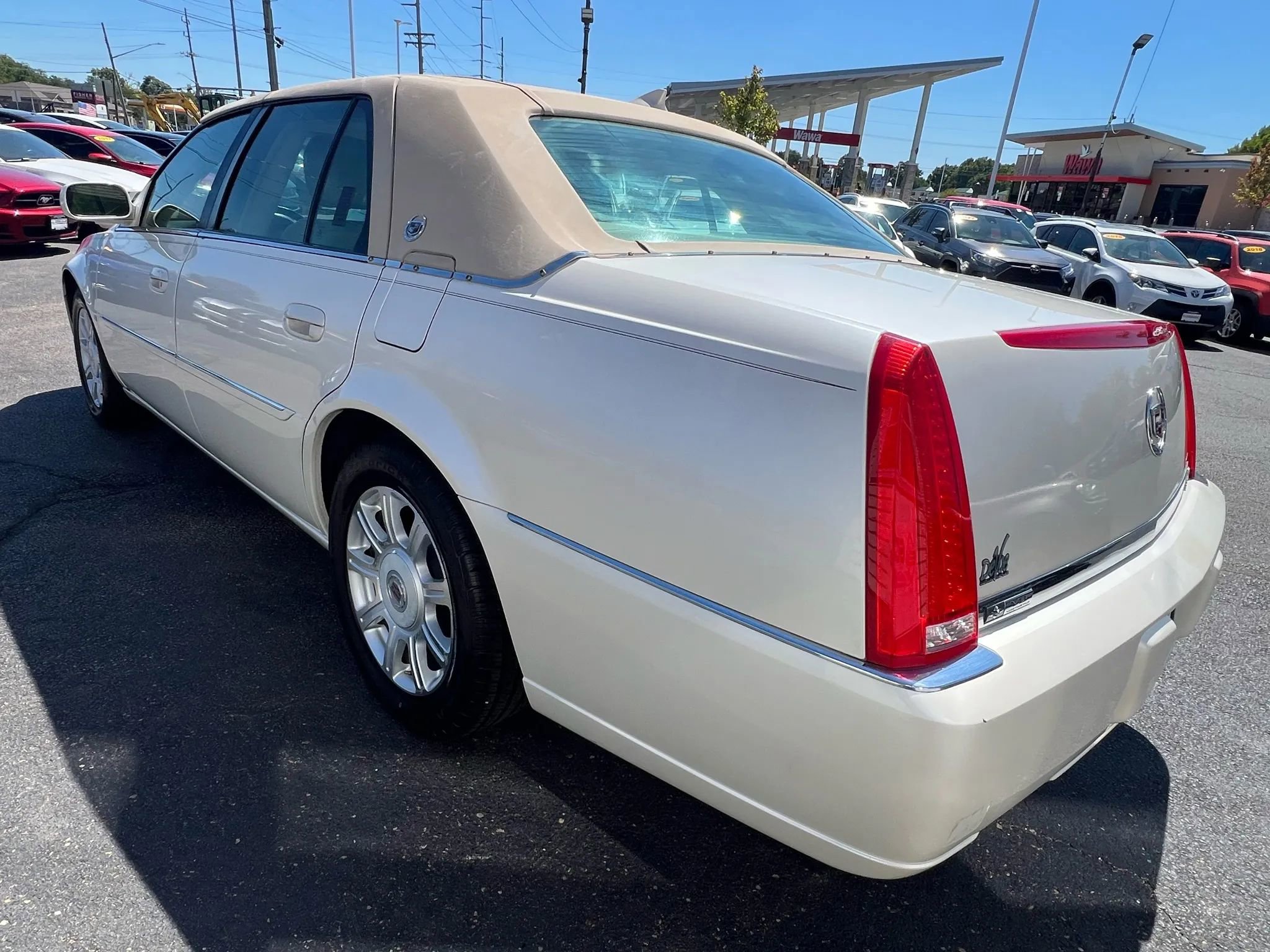 Used 2009 Cadillac DTS w/ Trunk Convenience Package FWD image 3