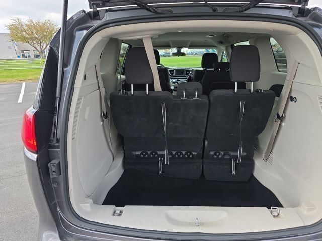 Used 2022 Chrysler Voyager LX FWD image 24