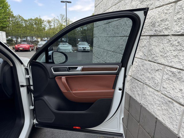 Used 2016 Volkswagen Touareg Sport AWD/4WD image 38