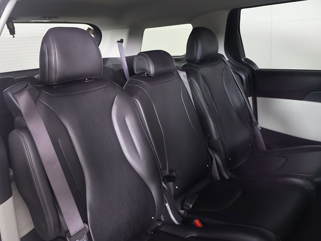 Used 2024 Kia Carnival LX FWD image 23