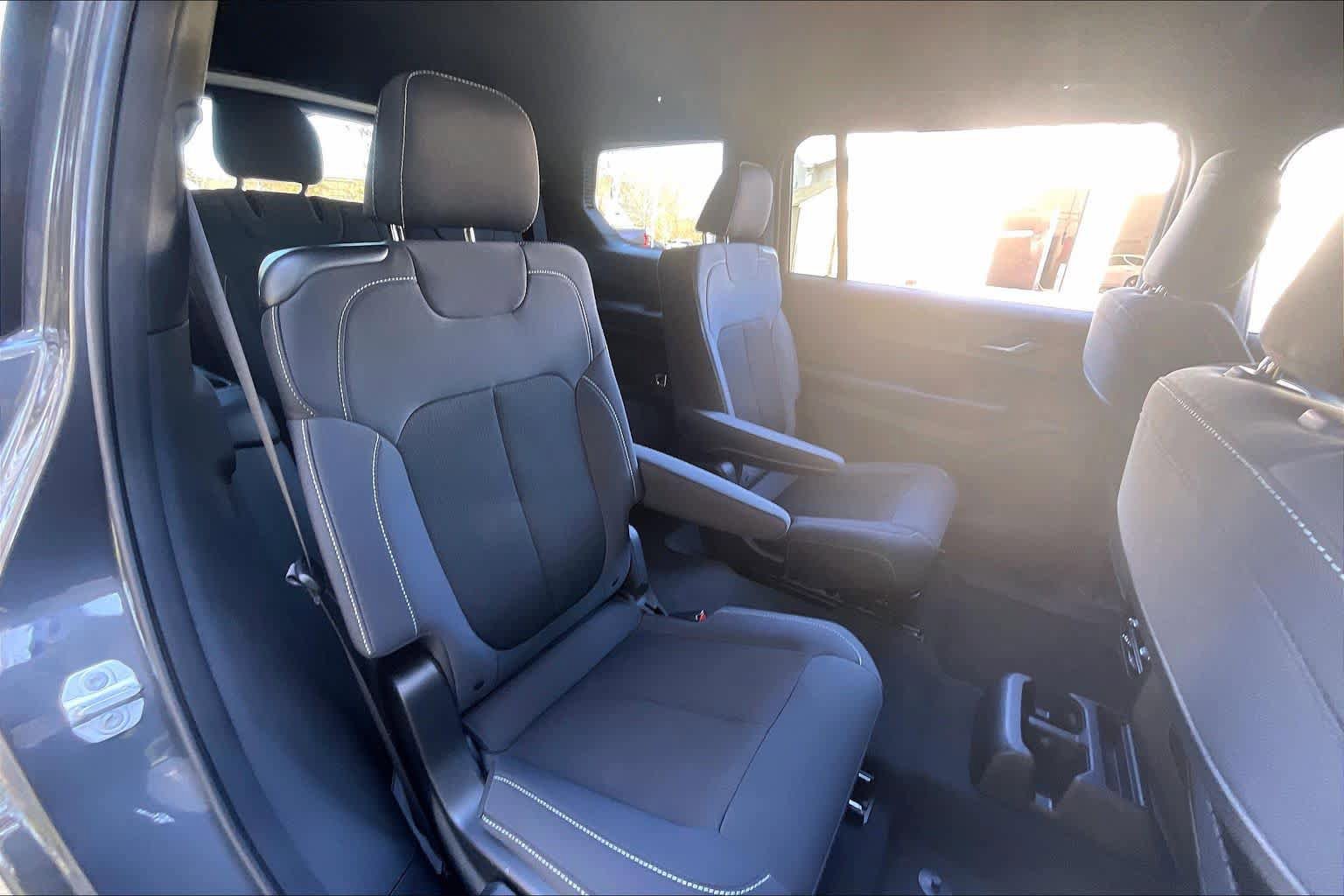 Used 2025 Jeep Grand Cherokee L Laredo AWD/4WD image 19