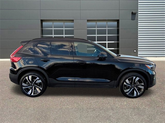 Used 2025 Volvo XC40 B5 Plus image 8