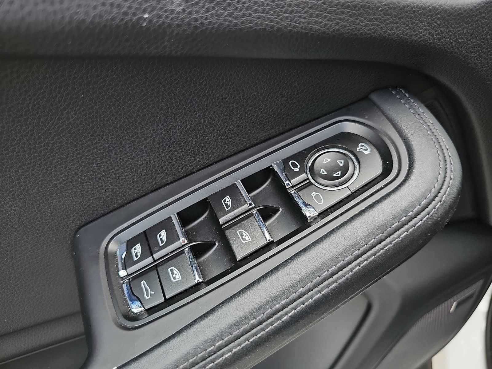 Used 2023 Porsche Macan Turbo AWD/4WD image 28