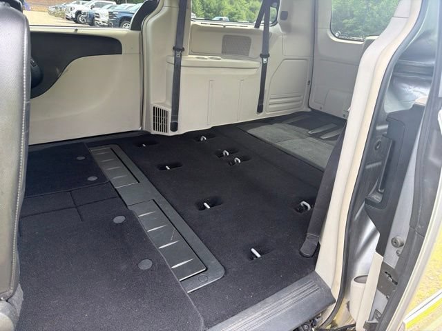 Used 2015 Chrysler Town & Country Touring-L w/ Driver Convenience Group FWD image 10
