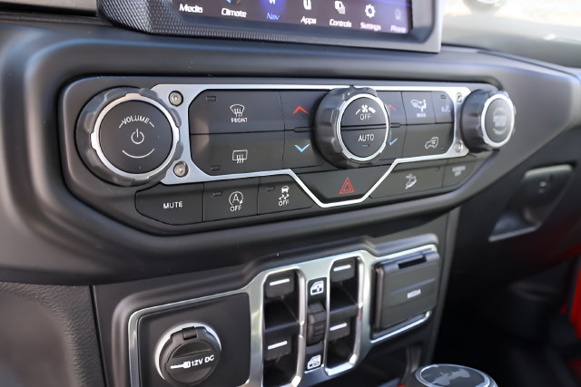 Used 2020 Jeep Wrangler Unlimited Sahara w/ Uconnect 4C Nav & Sound Group AWD/4WD image 20