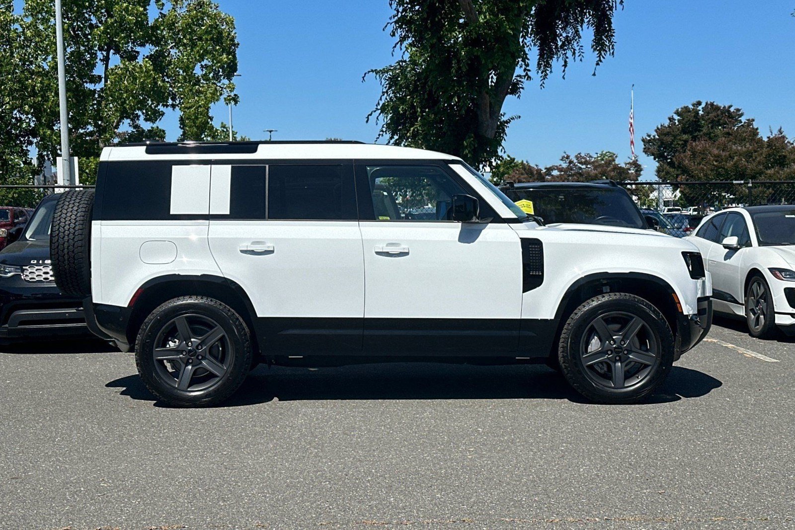 New 2026 Land Rover Defender 110 X-Dynamic SE AWD/4WD image 7