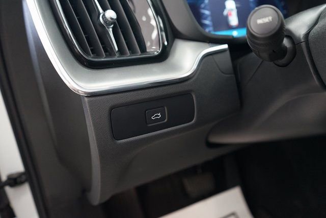 Used 2023 Volvo XC60 B5 Core image 32