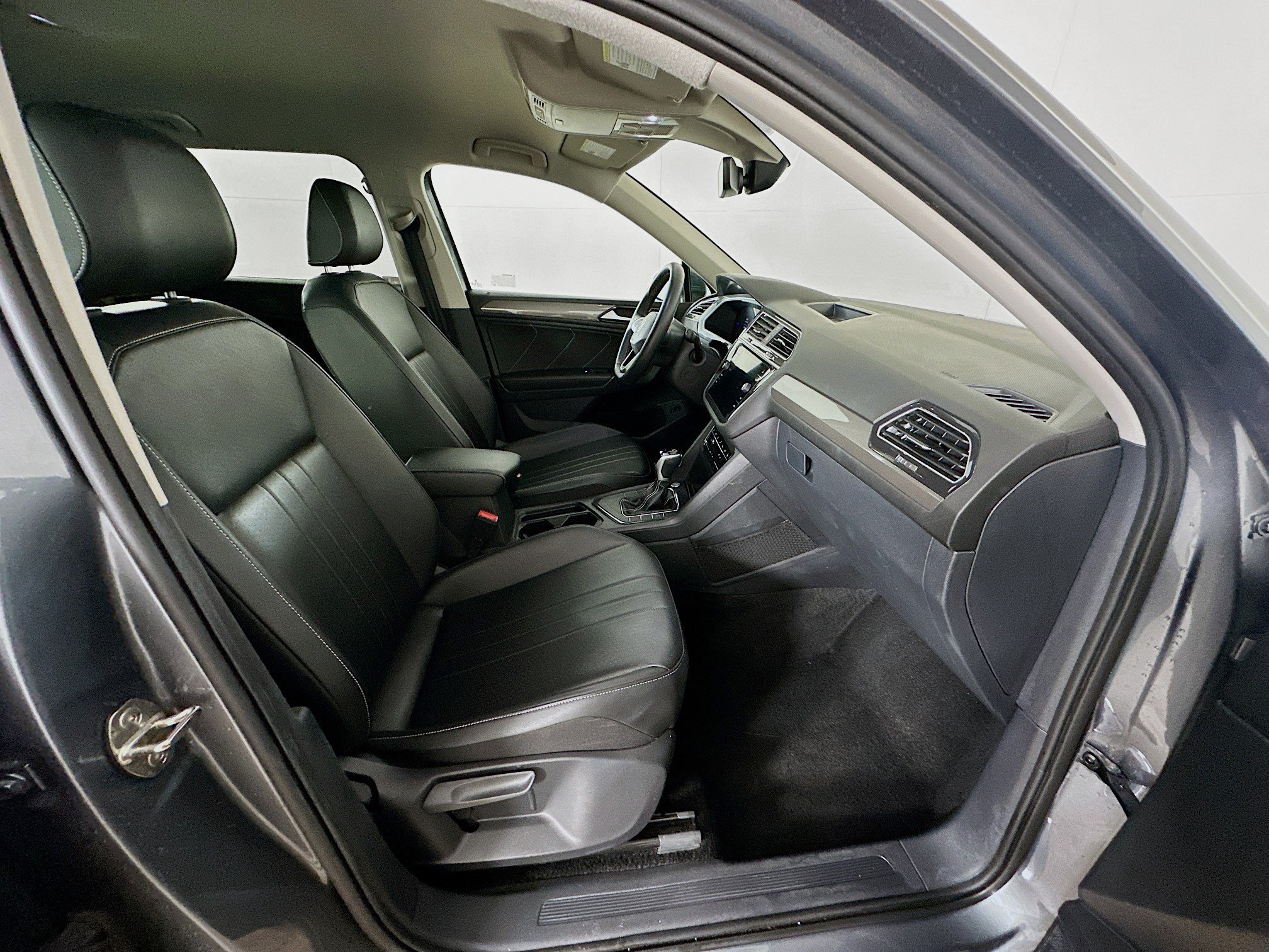 Used 2024 Volkswagen Tiguan SE FWD image 31