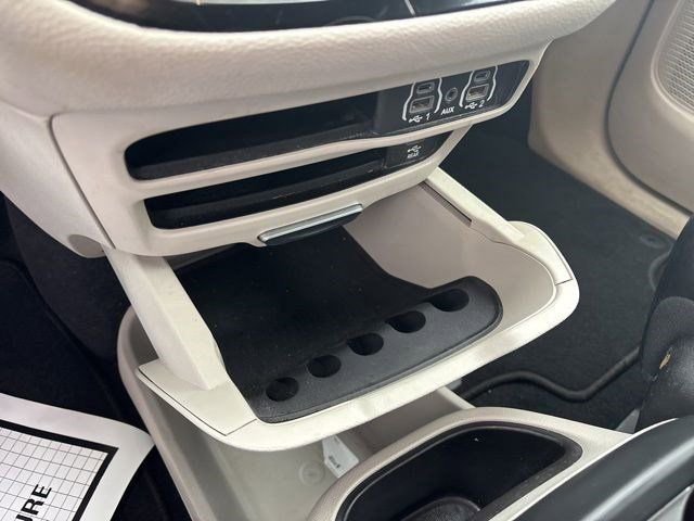 Used 2022 Chrysler Pacifica Touring-L w/ Uconnect Theater Family Group image 26