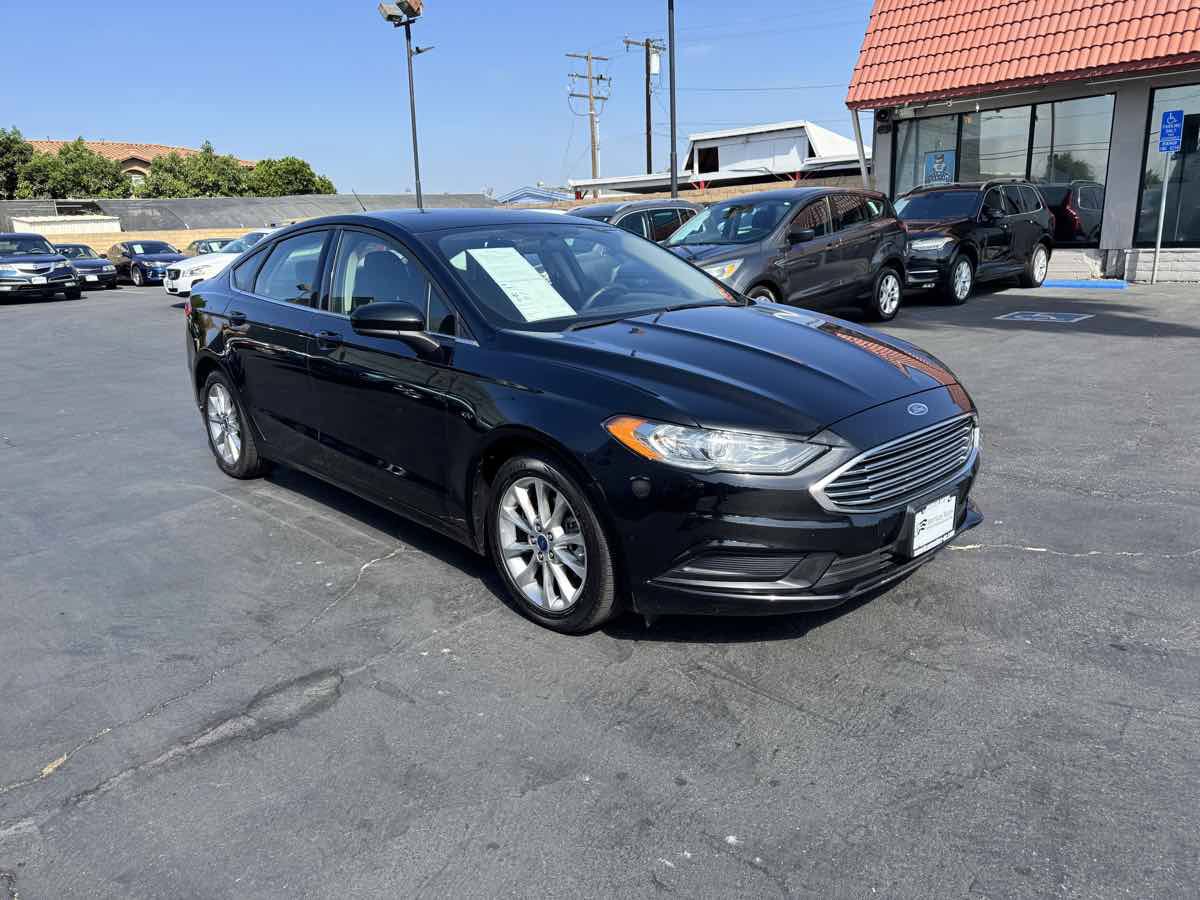 Used 2017 Ford Fusion SE w/ Fusion SE Technology Package FWD image 8