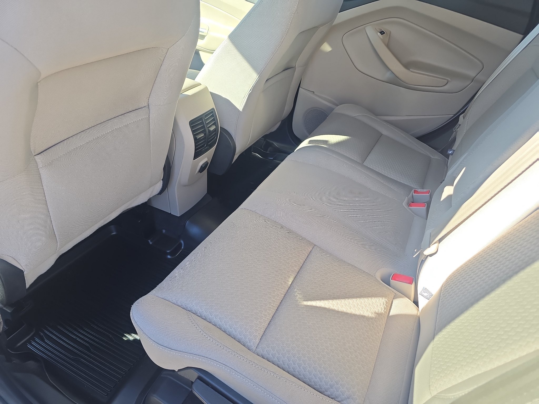 Used 2018 Ford Escape SE w/ Ford Safe & Smart Package FWD image 16