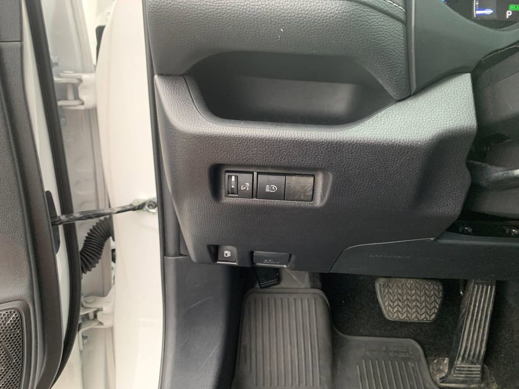 Used 2025 Toyota RAV4 XLE image 31