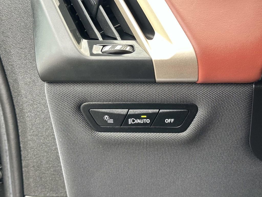 Used 2023 BMW iX xDrive50 image 16