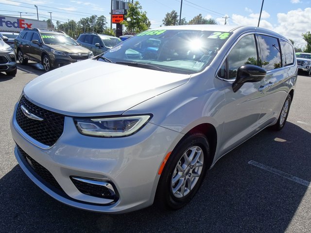 Used 2024 Chrysler Pacifica Touring-L image 8