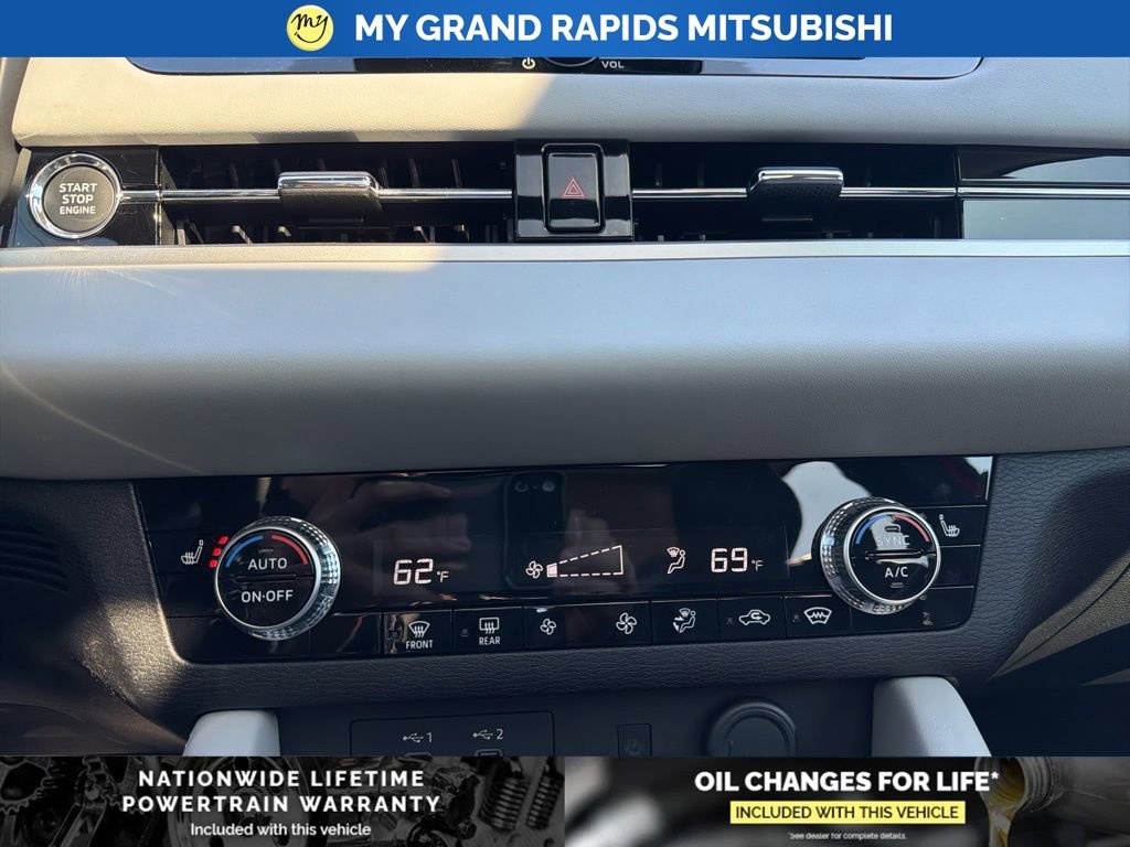 New 2025 Mitsubishi Outlander SE image 16