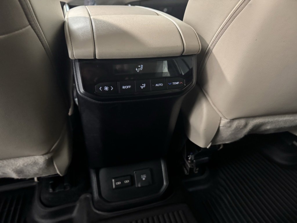 Used 2023 Toyota Highlander L image 26