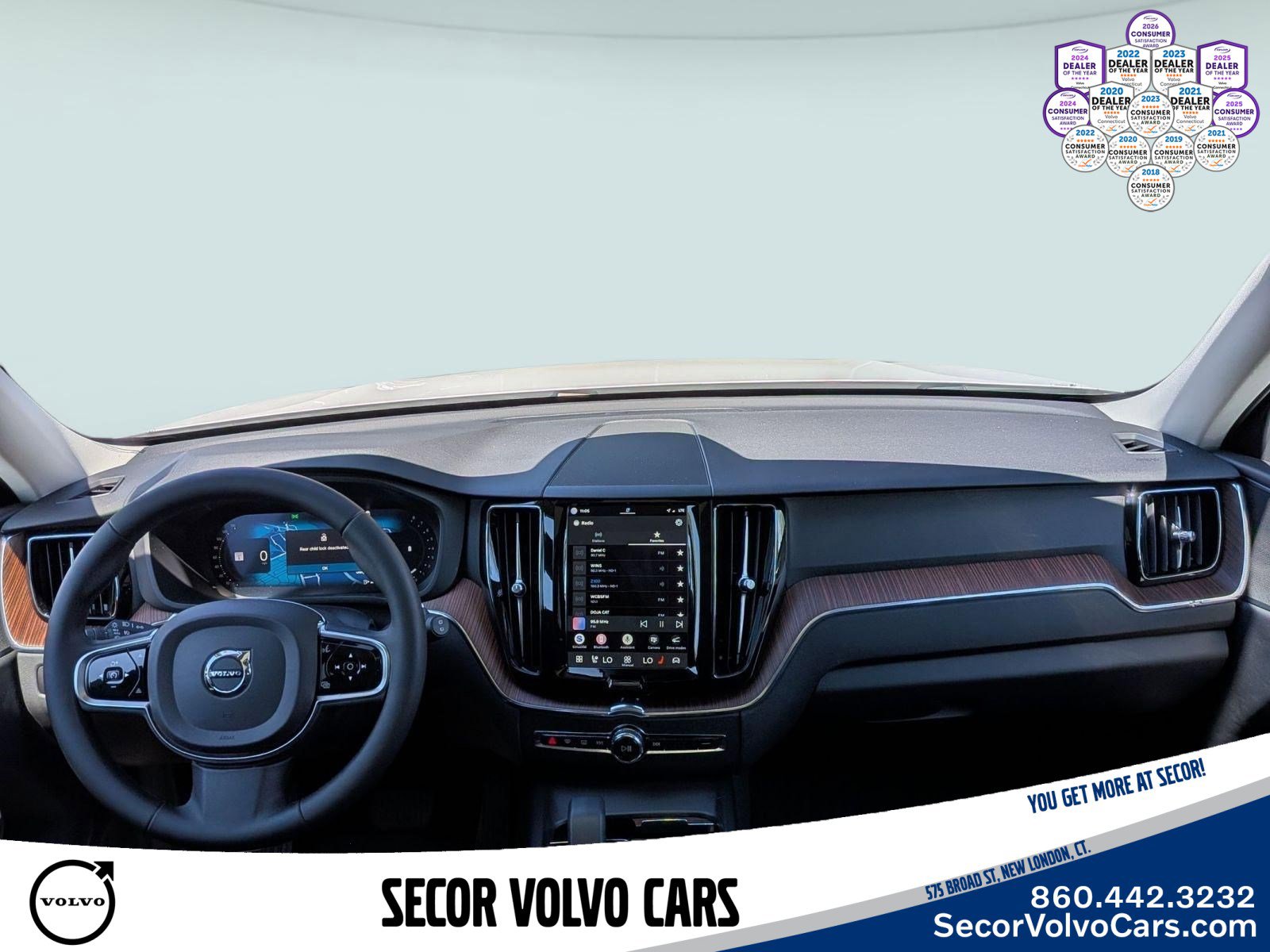 Used 2023 Volvo XC60 B5 Plus AWD/4WD image 19