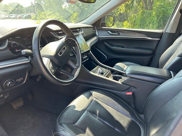 Used 2023 Jeep Grand Cherokee L Limited w/ Black Appearance Package image 11