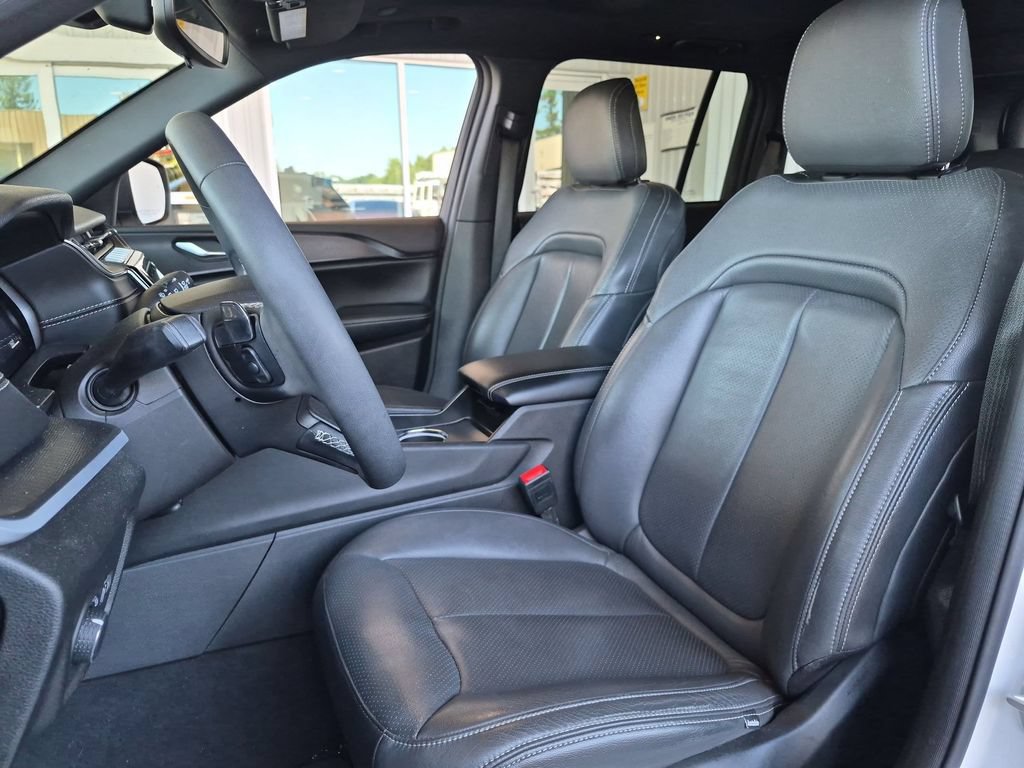 Used 2024 Jeep Grand Cherokee Laredo X AWD/4WD image 13