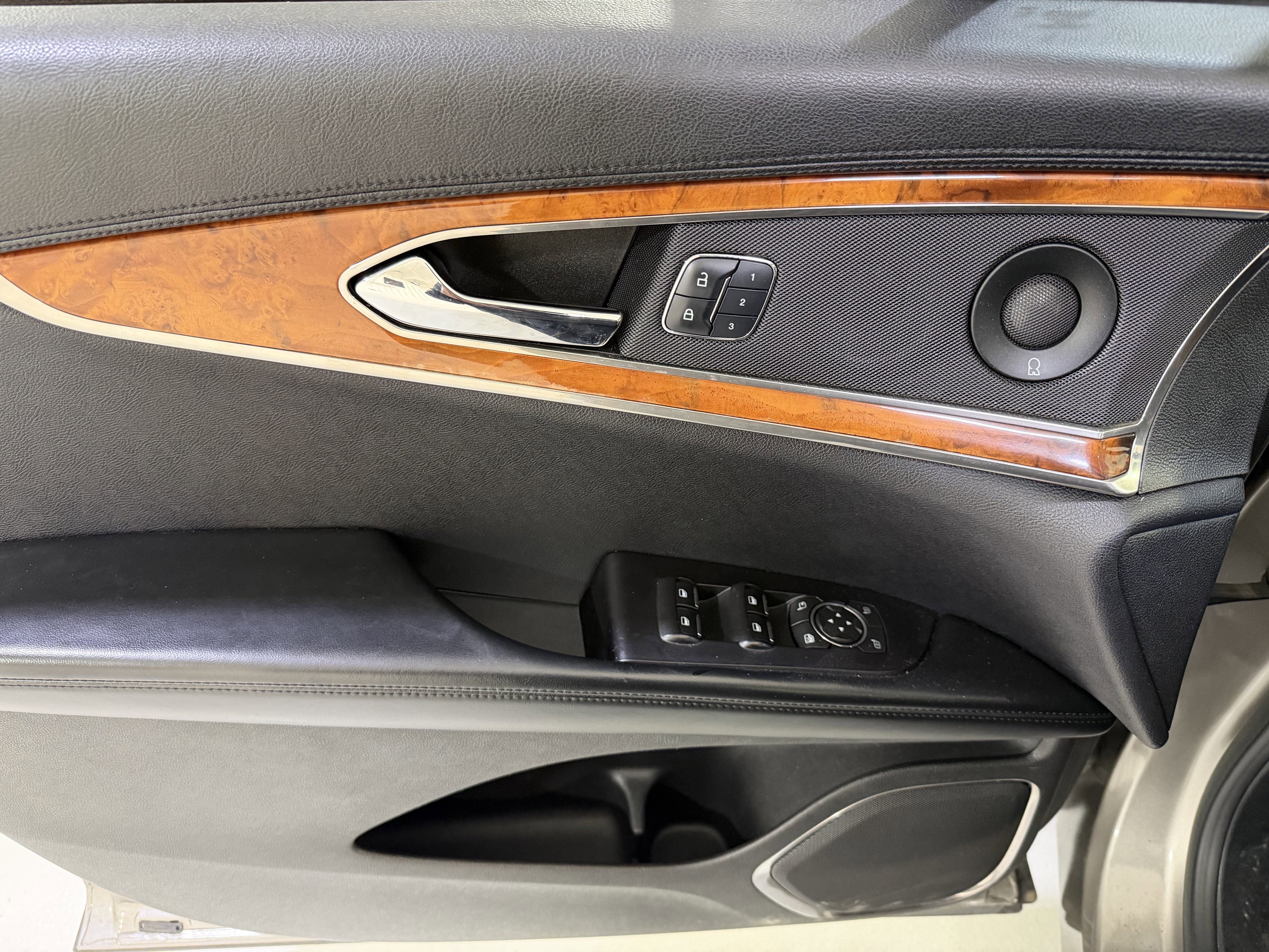 Used 2017 Lincoln MKX Reserve w/ Driver Assistance Package image 17