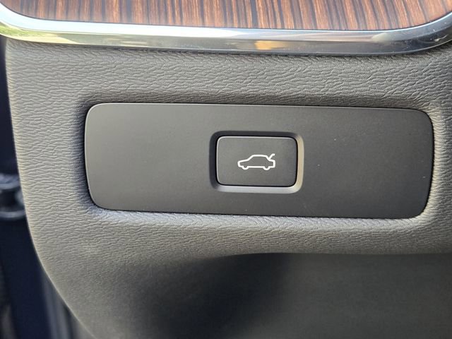 Certified 2024 Volvo XC60 B5 Ultimate w/ Protection Package Premier image 29