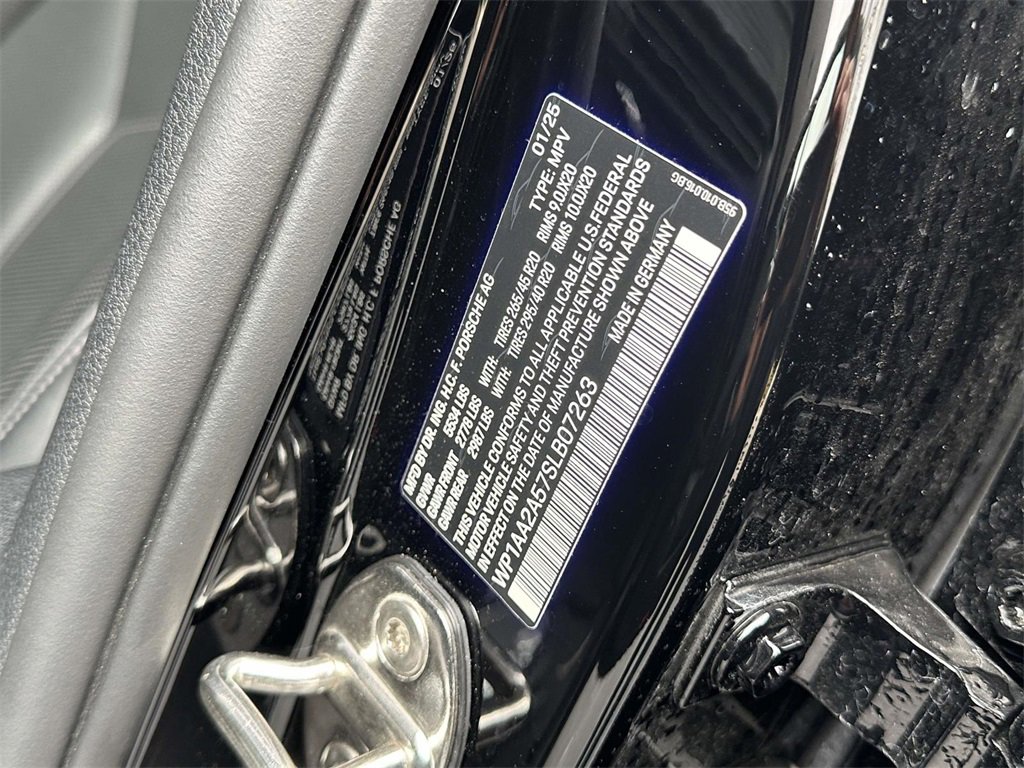 Certified 2025 Porsche Macan image 7