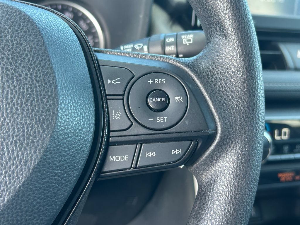 Used 2021 Toyota RAV4 XLE AWD/4WD image 18