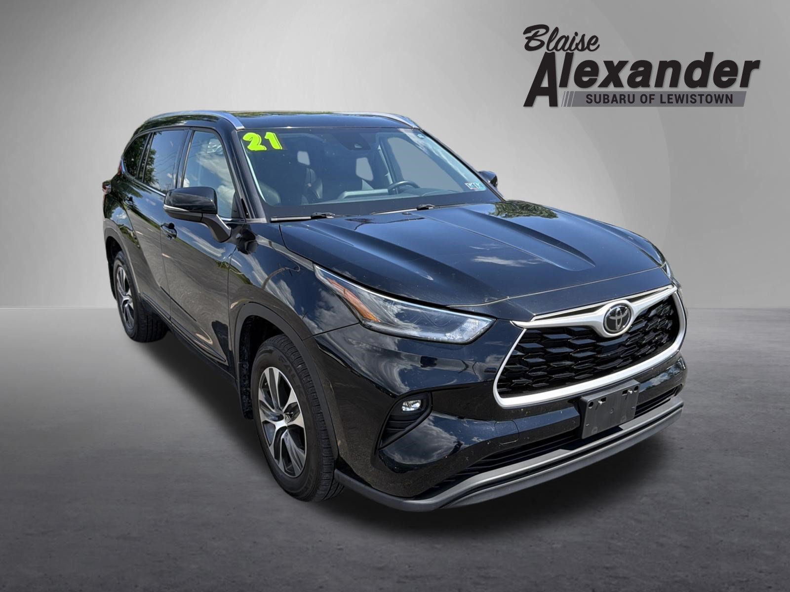 Used 2021 Toyota Highlander XLE AWD/4WD image 1