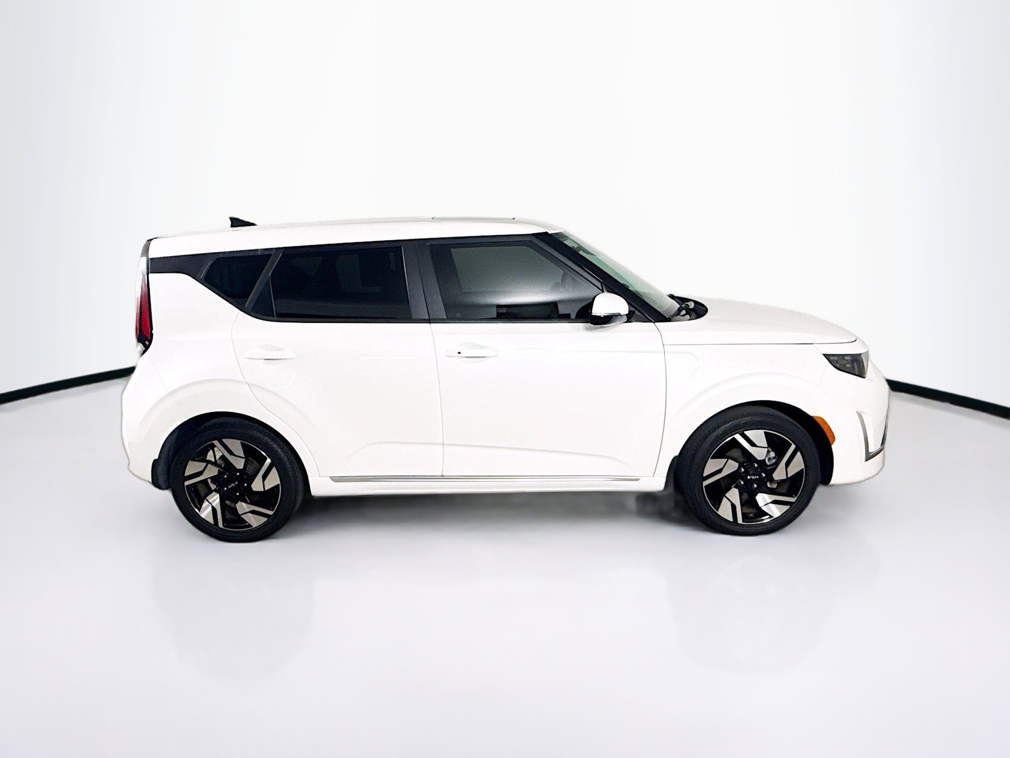 Used 2023 Kia Soul GT-Line FWD image 2