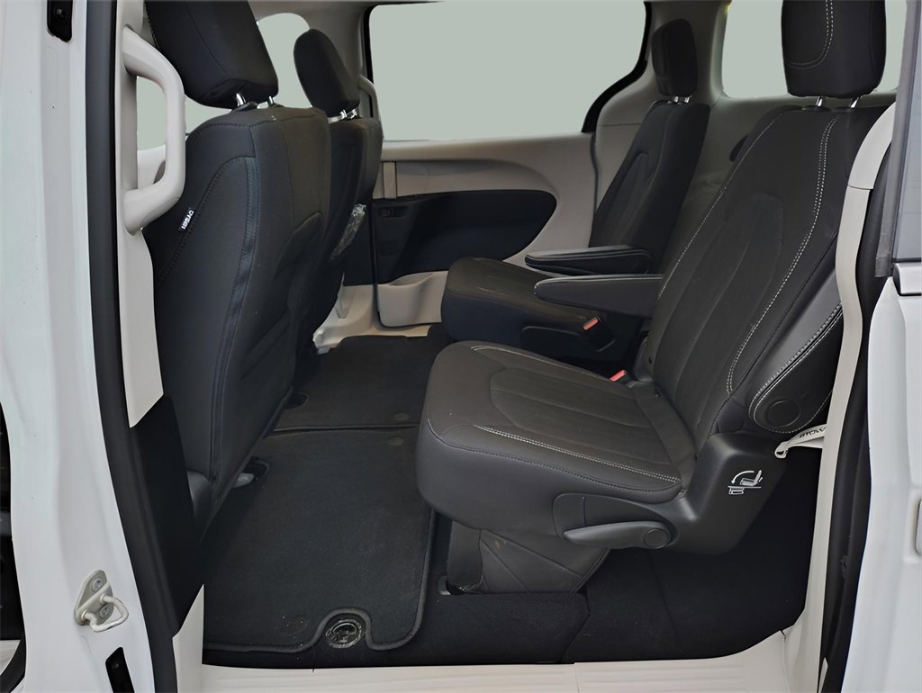 Used 2020 Chrysler Voyager LX image 23
