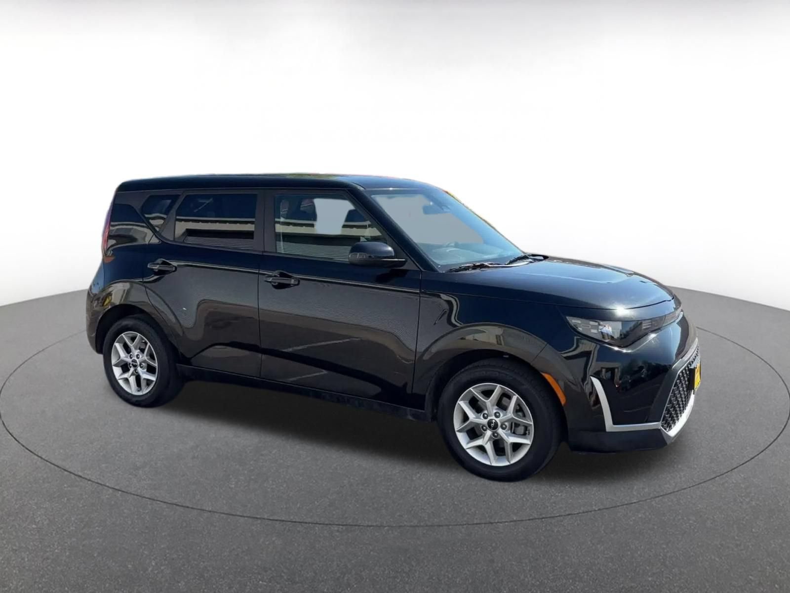 Used 2025 Kia Soul LX w/ LX Technology Package FWD image 2