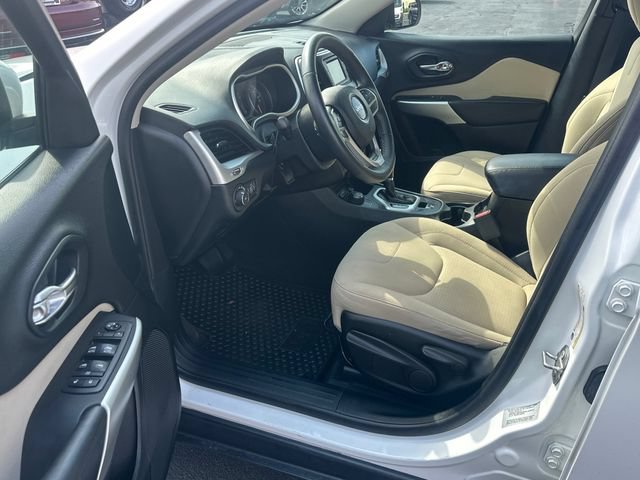 Used 2017 Jeep Cherokee Latitude w/ Cold Weather Group AWD/4WD image 10