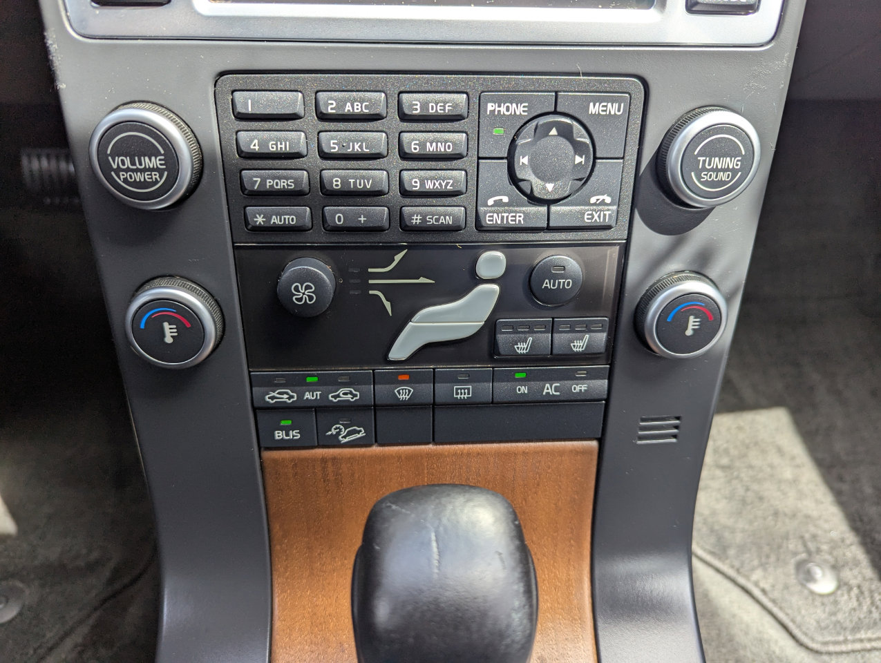 Used 2010 Volvo XC70 3.2 image 24