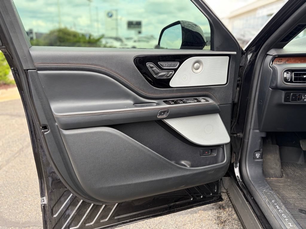 Used 2025 Lincoln Aviator Black Label w/ Jet Appearance Package AWD/4WD image 22