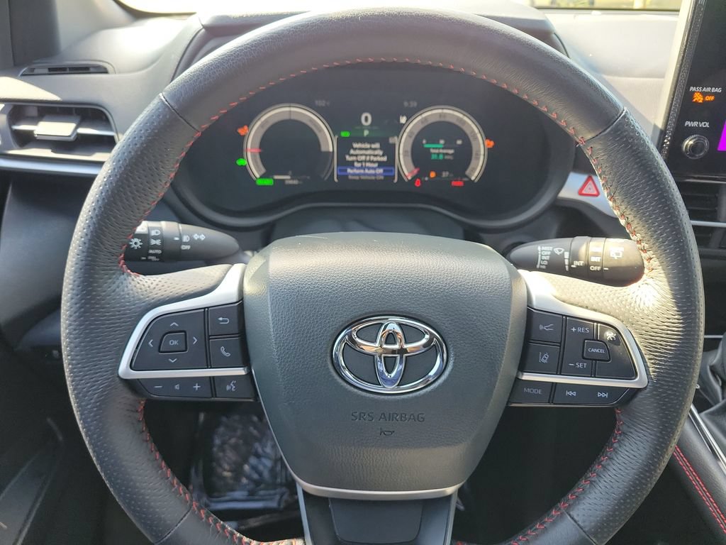 Used 2025 Toyota Sienna XSE FWD image 8
