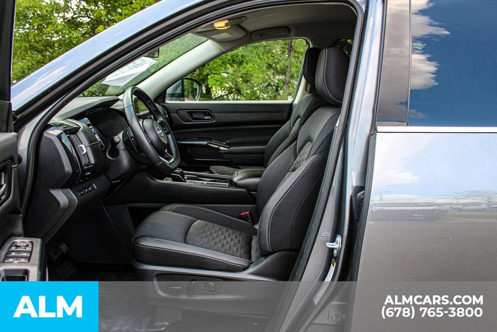 Used 2025 Nissan Pathfinder SV FWD image 17