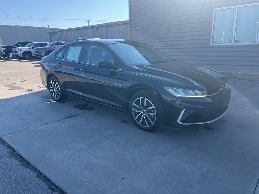 Used 2025 Volkswagen Jetta SE image 3