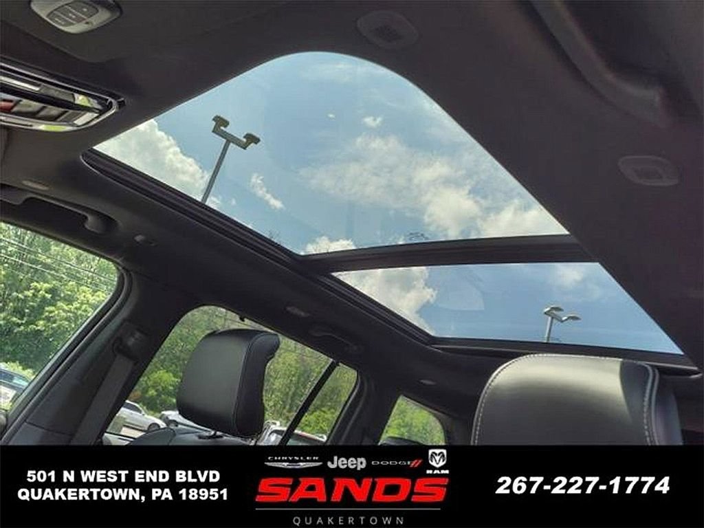New 2023 Jeep Grand Cherokee Overland w/ Luxury Tech Group IV AWD/4WD image 11