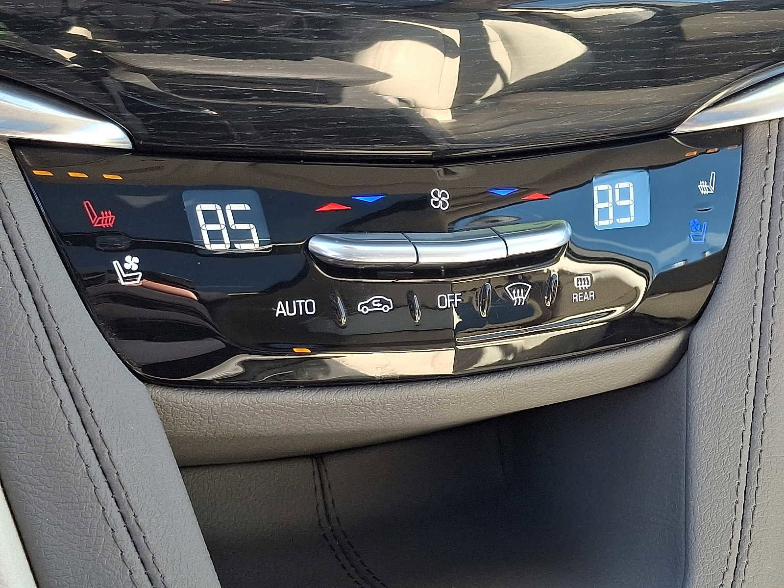 Used 2025 Cadillac XT6 Premium Luxury w/ Technology Package image 16
