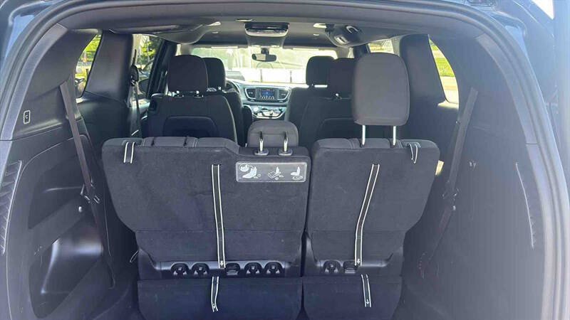 Used 2020 Chrysler Pacifica Touring w/ S Appearance Package FWD image 10
