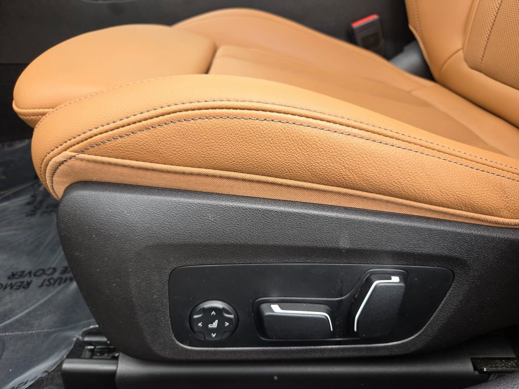 Certified 2024 BMW 330i xDrive Sedan w/ Premium Package AWD/4WD image 27