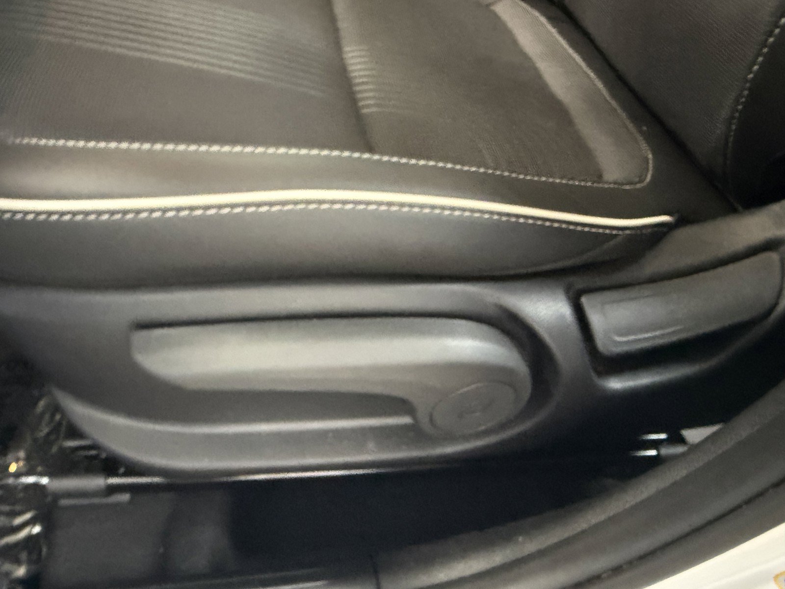 Used 2025 Hyundai Venue Limited FWD image 25