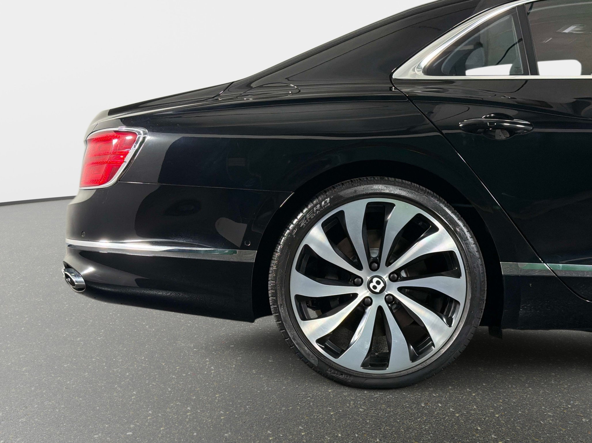 Used 2022 Bentley Flying Spur Plug-In Hybrid AWD/4WD image 4