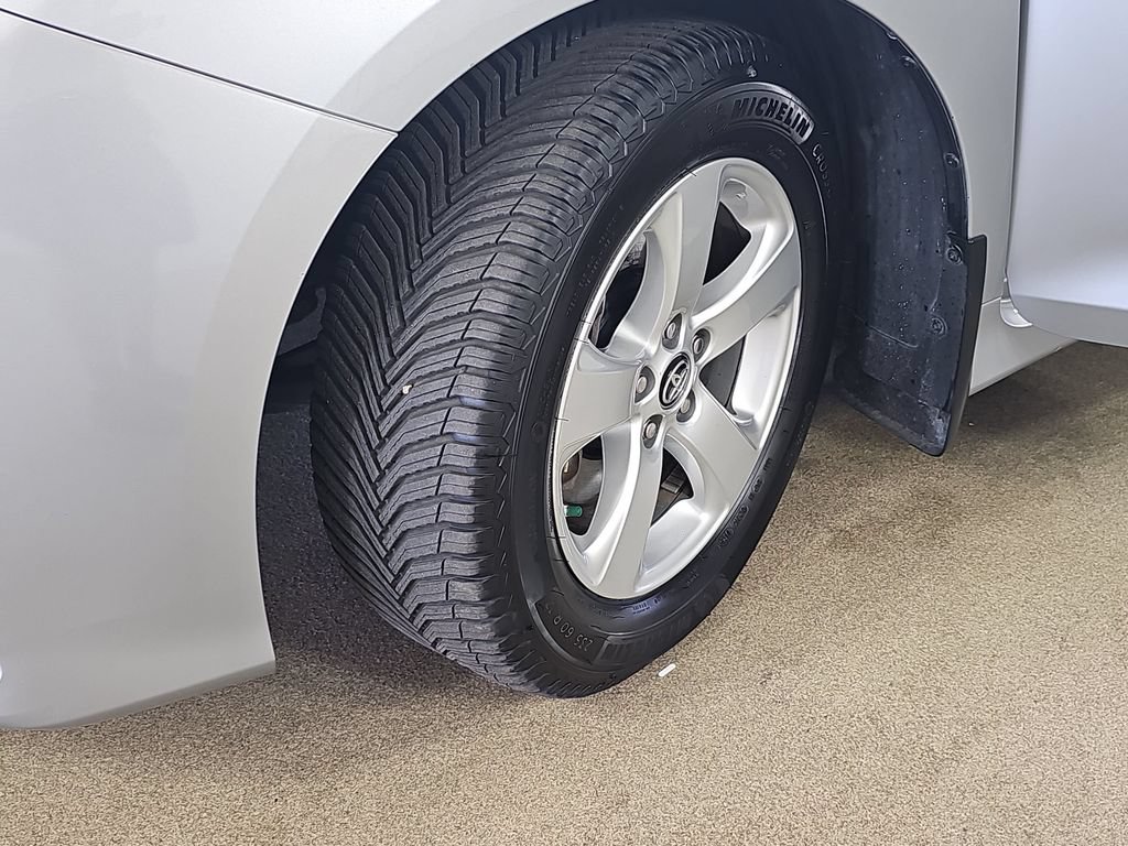 Used 2018 Toyota Sienna LE w/ Carpet Mat Package FWD image 37