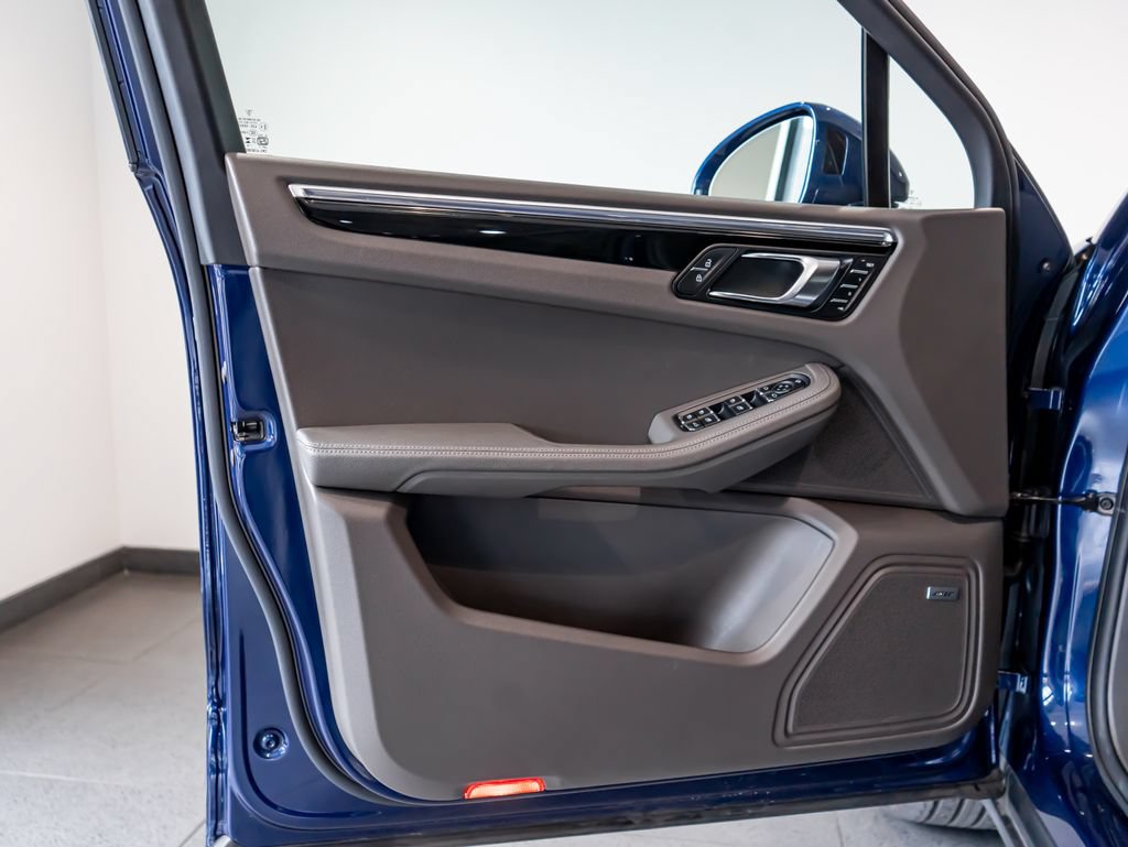 Certified 2025 Porsche Macan AWD/4WD image 12