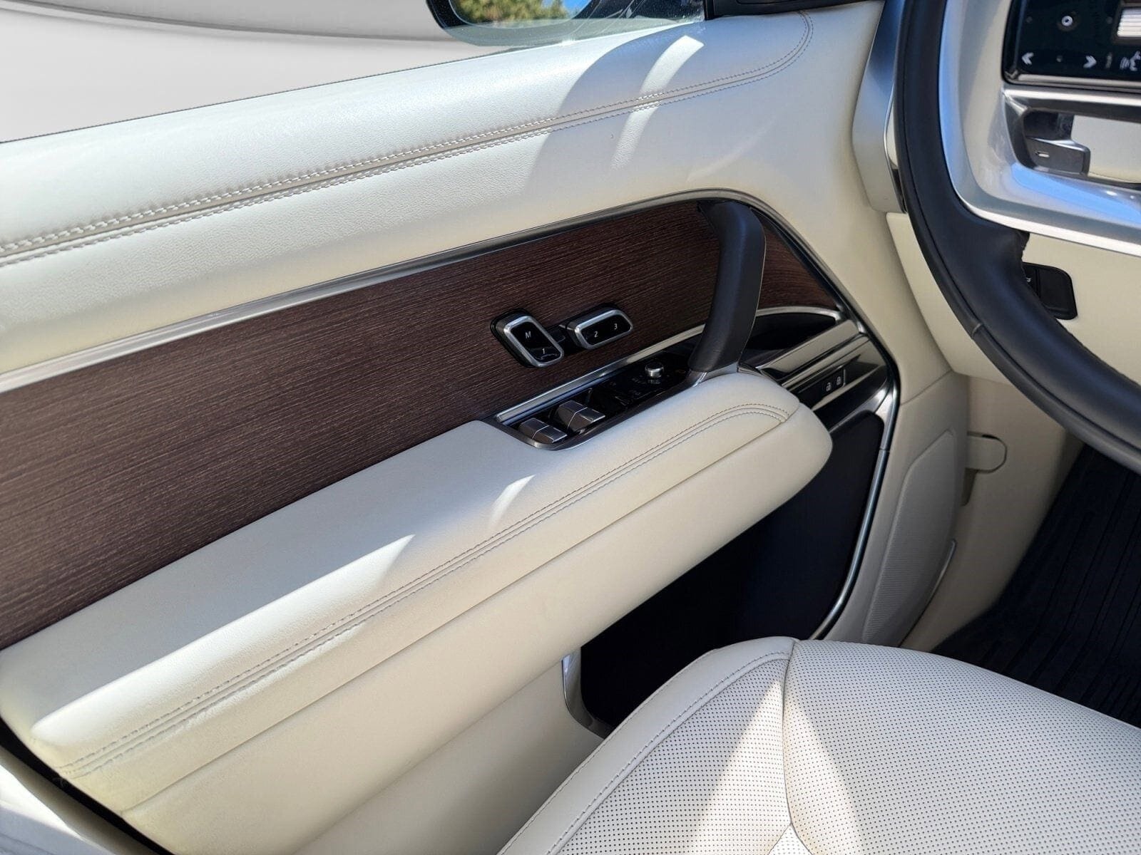 Certified 2023 Land Rover Range Rover Long Wheelbase SE AWD/4WD image 12