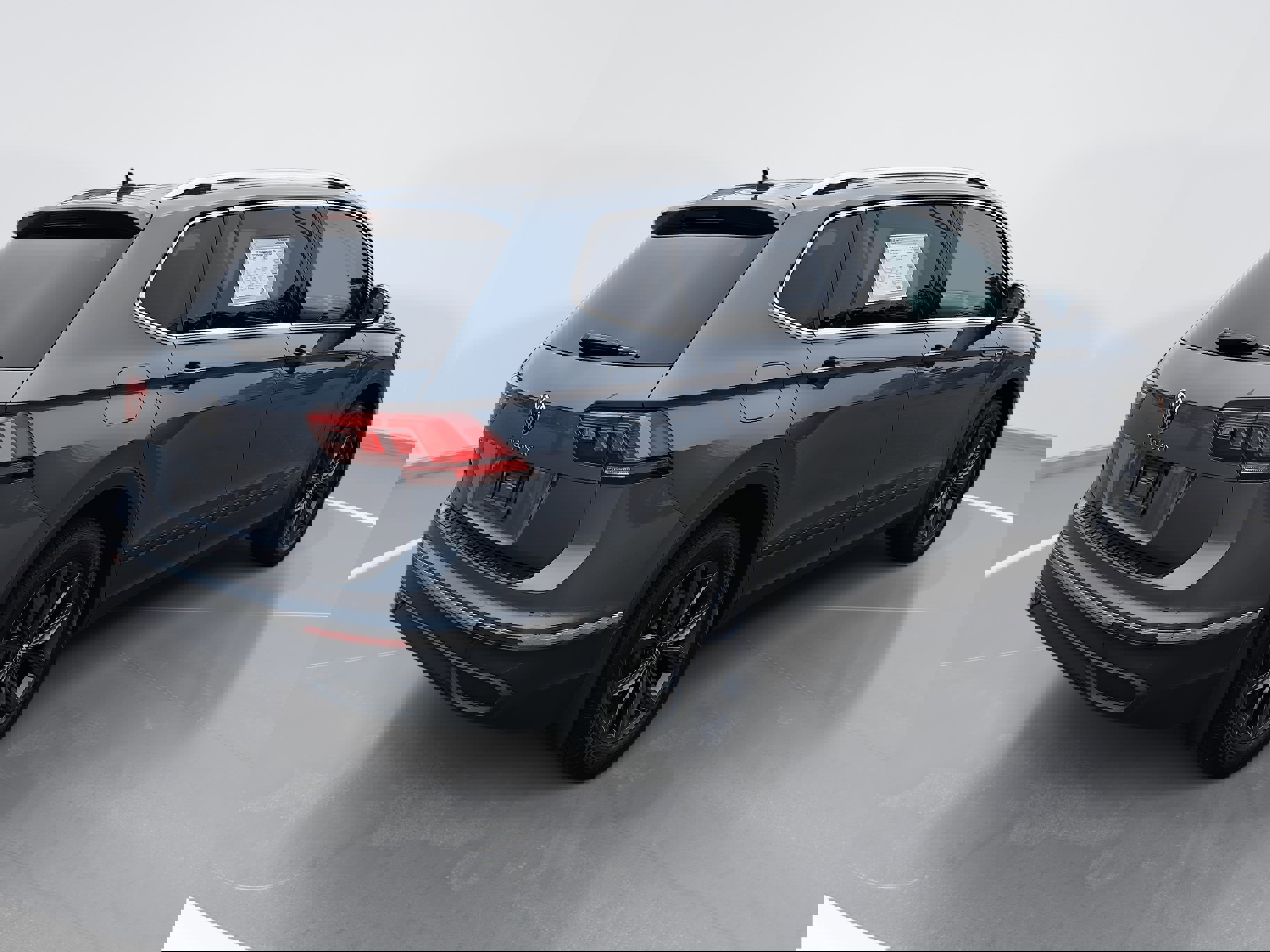 Certified 2023 Volkswagen Tiguan SE w/ Panoramic Sunroof Package image 3