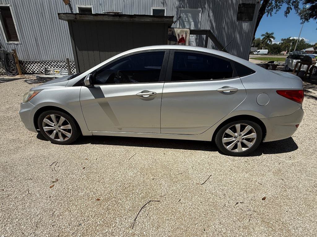 Used 2012 Hyundai Accent GLS w/ Premium Pkg 3 FWD image 5