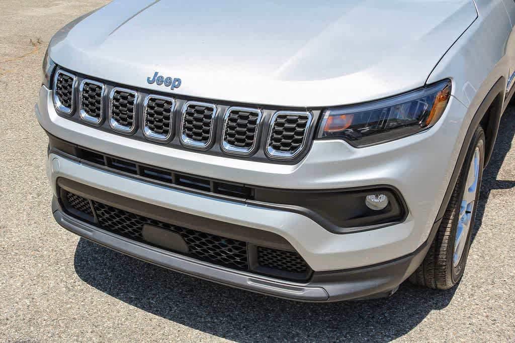 Used 2024 Jeep Compass Latitude w/ Sun and Sound Group AWD/4WD image 8